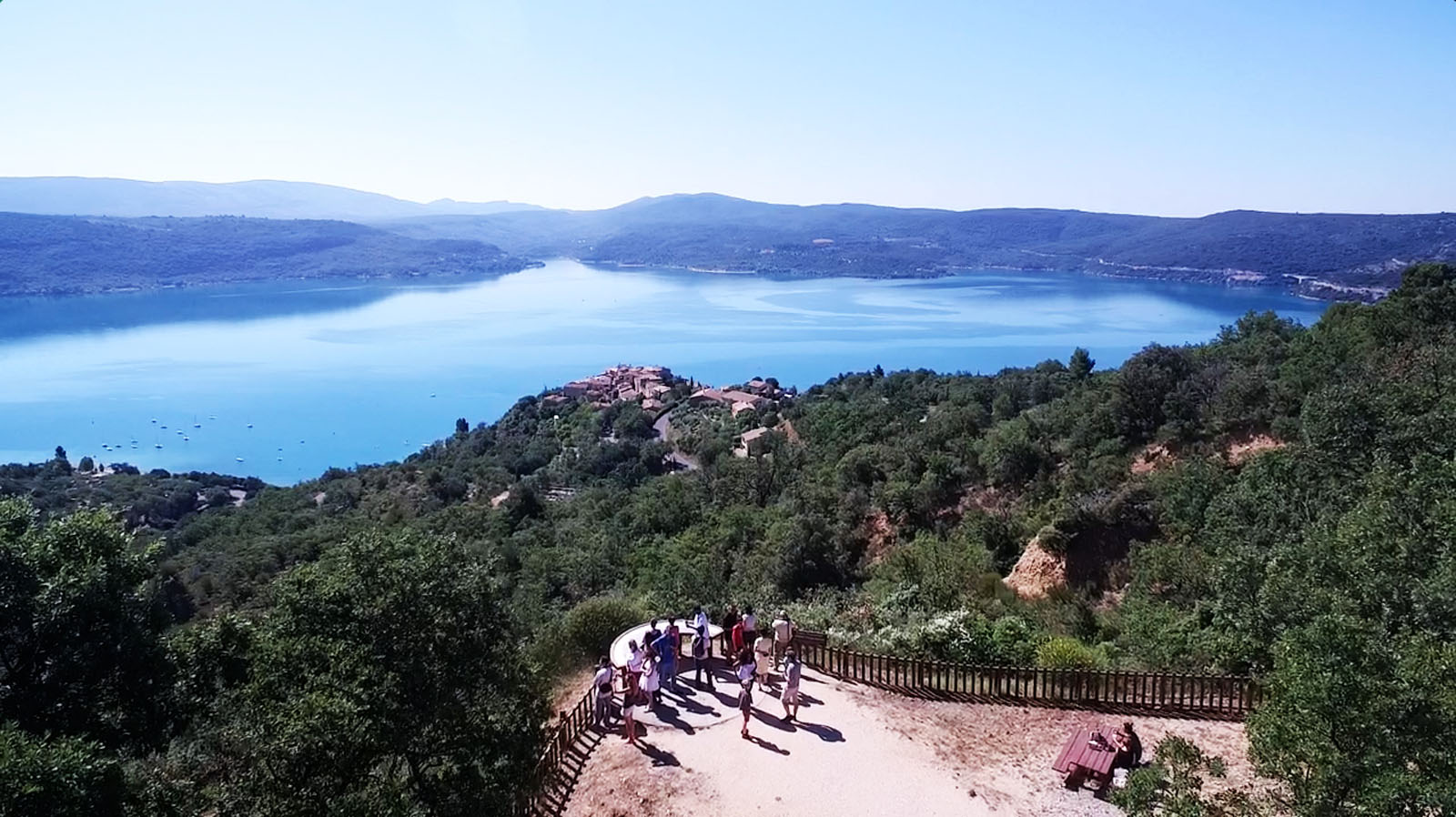 Sainte-Croix-du-Verdon_Vue lac table orientation_crédit UNESCO Géoparc de Haute-Provence, Julia Boutron