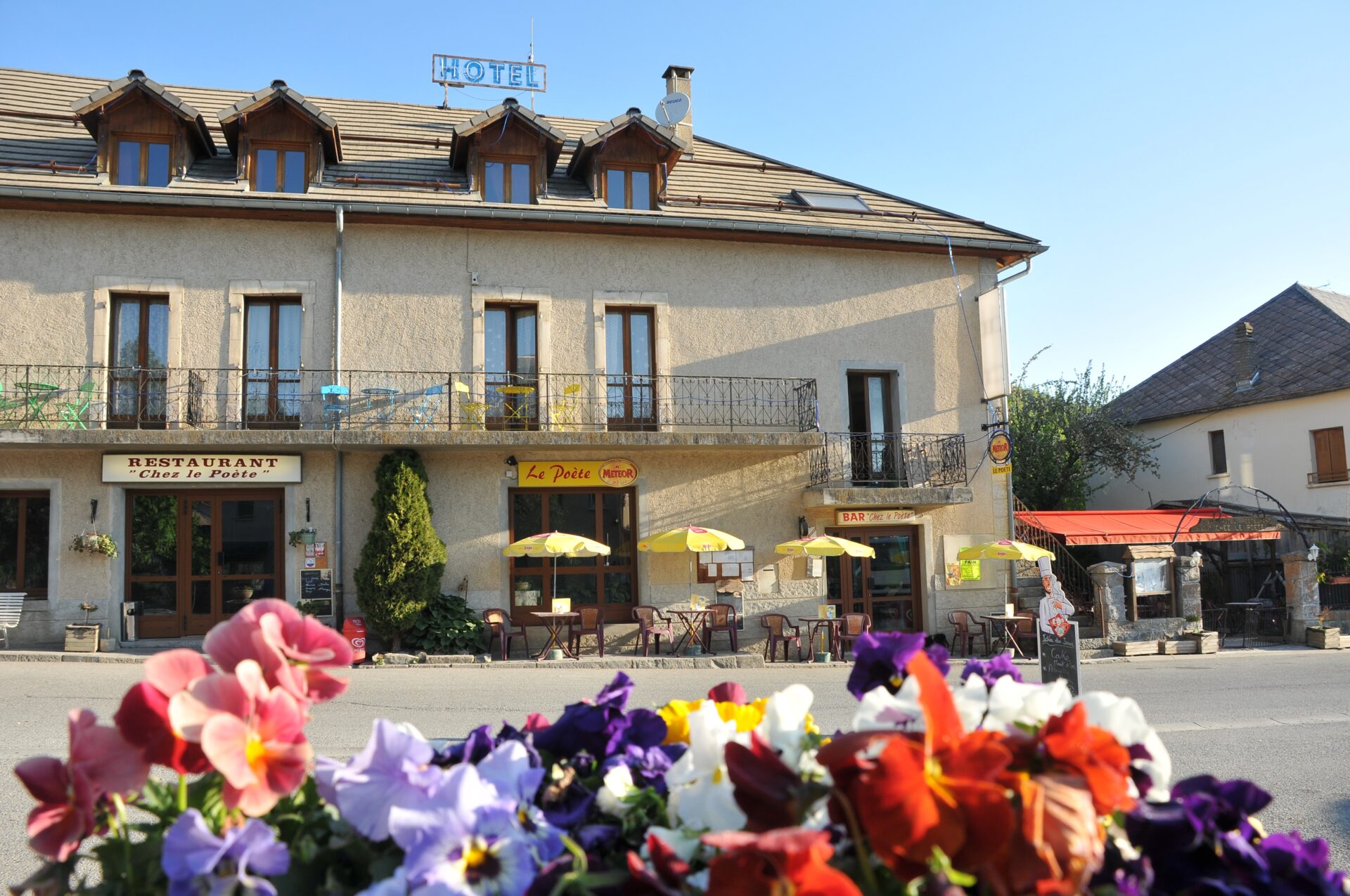 Hôtel-Restaurant Chez Le Poète - Extérieur (© Florence Michel)