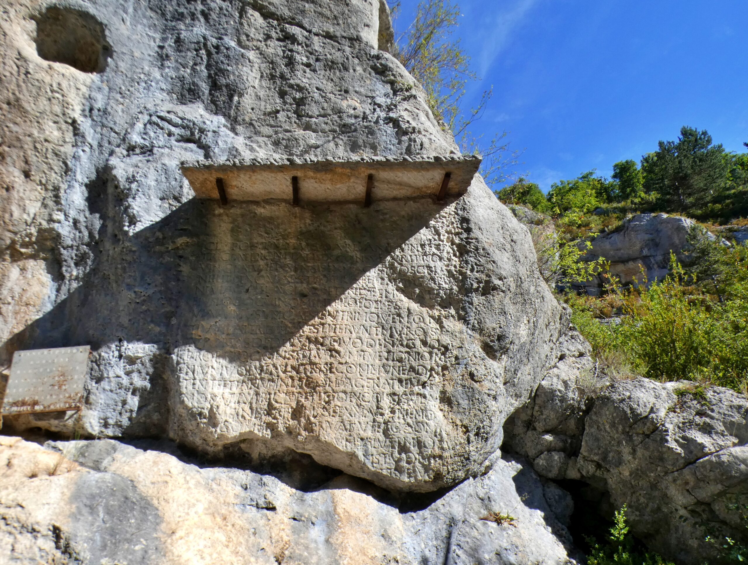 La Pierre Ecrite (© Office de Tourisme Sisteron Buëch)