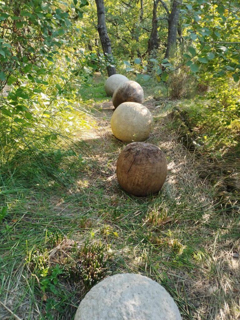 Cinq sphères de calcaire et de chêne, 1991