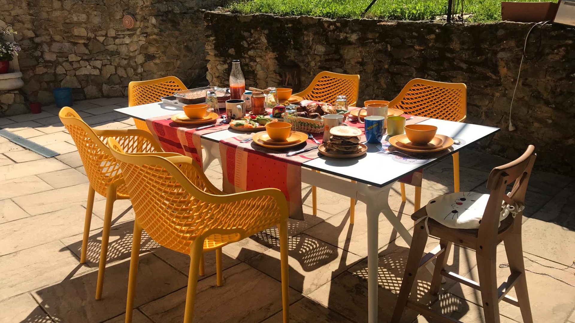 Terrasse petit déjeuner - Table du petit déjeuner (© Lou Cèu Sin)