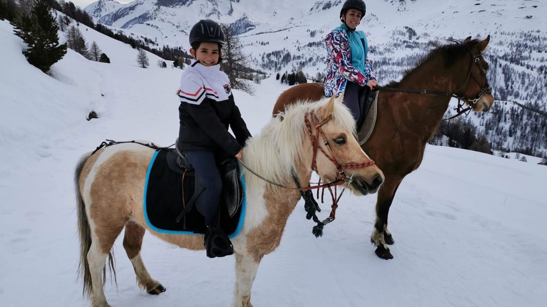 Les Chevaux de Roquépine - Randonnée à cheval dans la neige (© Marine Herbomez)