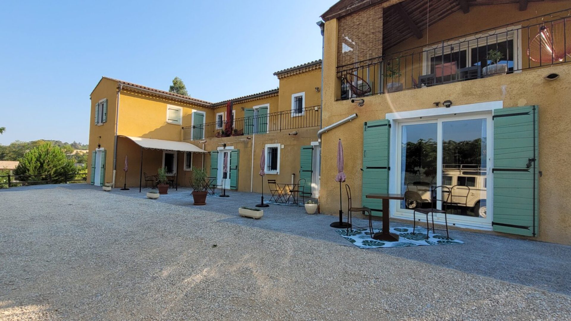 Le Jas de Volonne - Terrasse devant chaque chambre (© Franck Le Nedic)