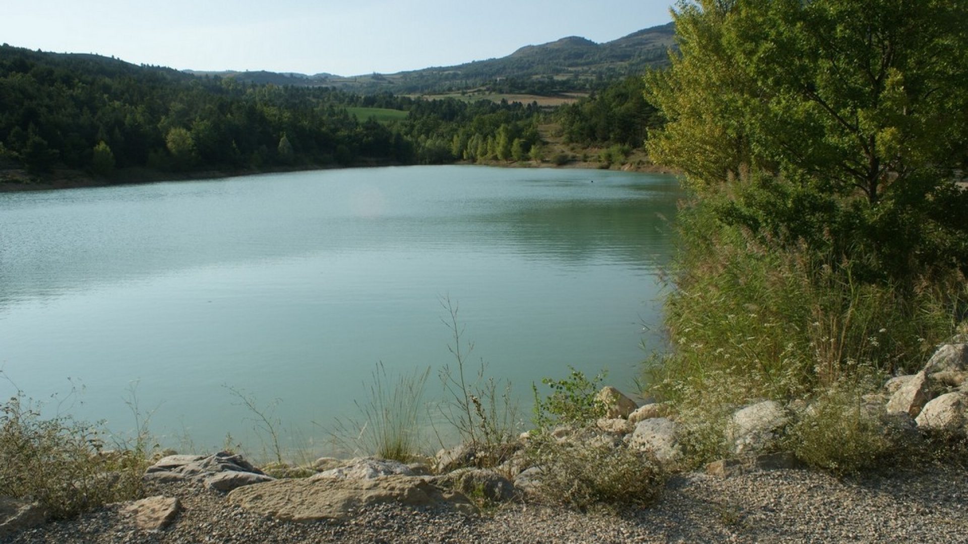 Camping du Moulin de Thoard - Vue sur le lac (© F. & M. MARION)