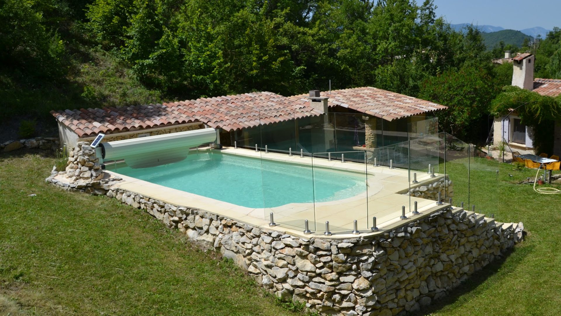 Vue piscine (© Lou Cèu Sin)