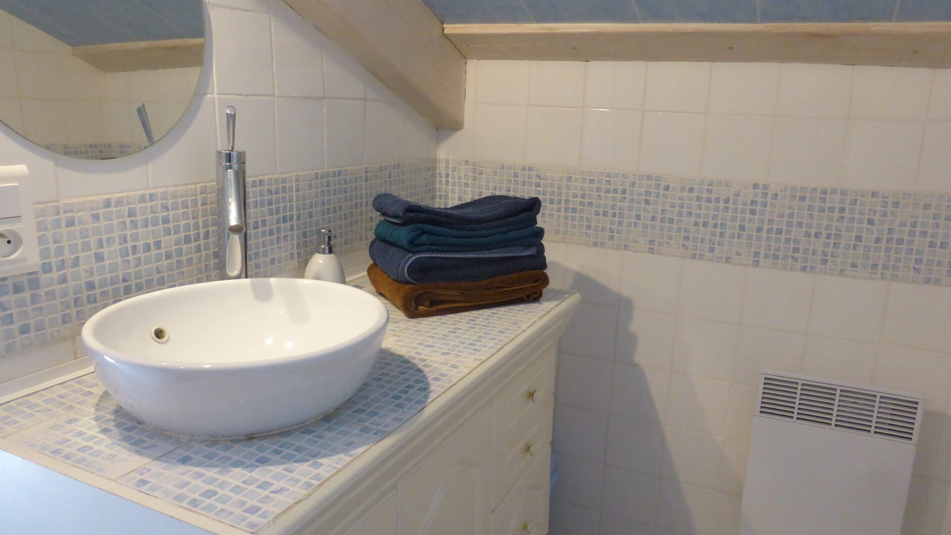 Appartement T2 Près des étoiles - Salle de douche (© SARL Les robines vert-bleu)