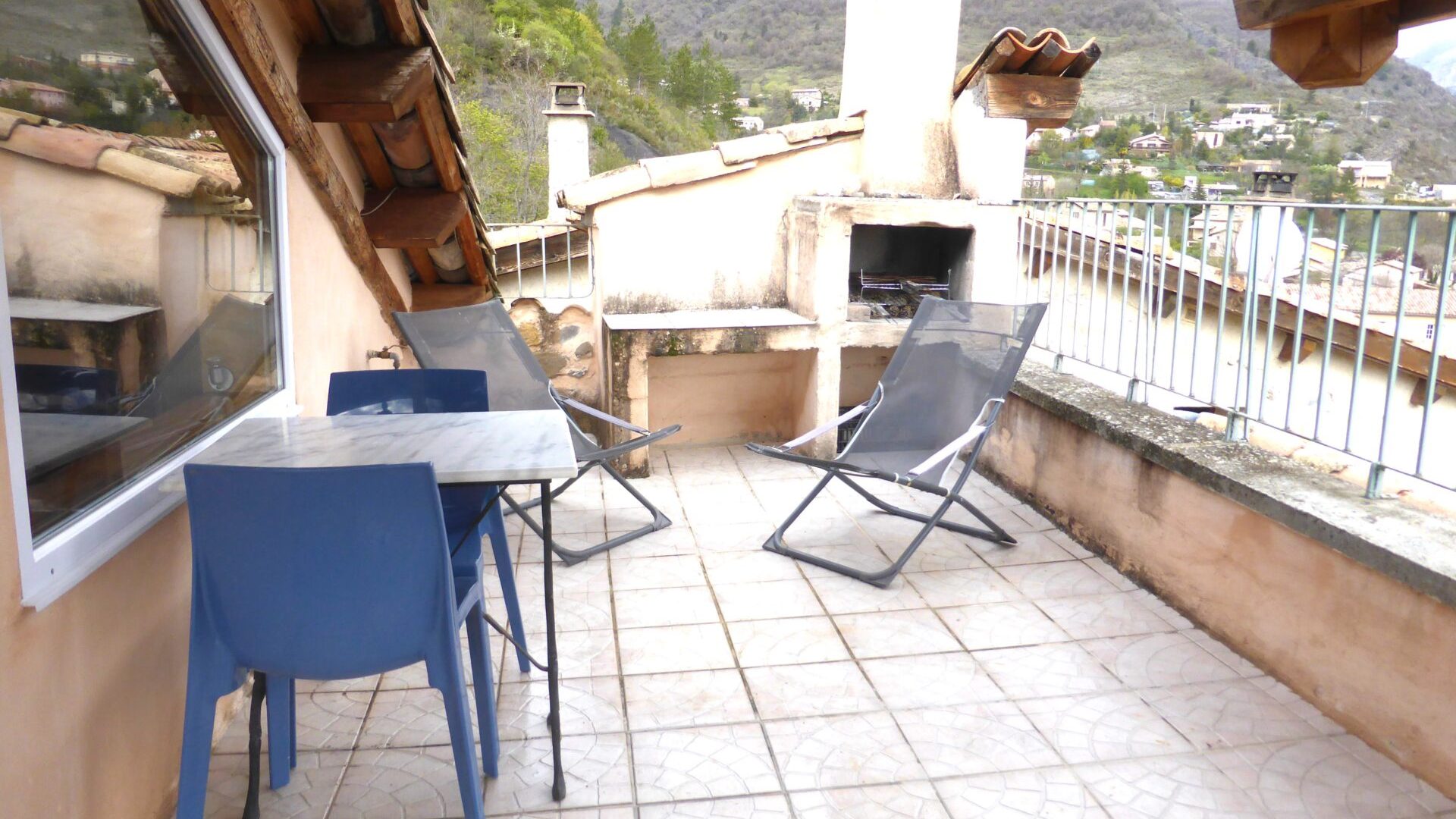 Appartement T2 Près des étoiles - Terrasse (© SARL Les robines vert-bleu)