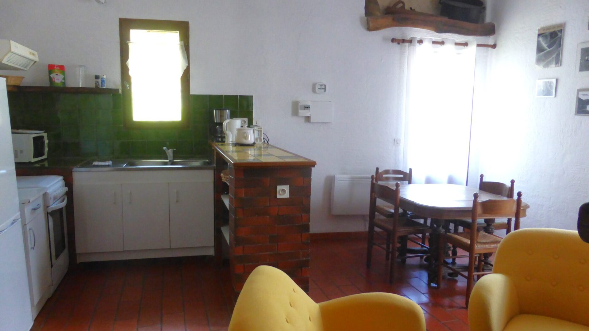 Appartement T3 Les Robines - Séjour, coin repas et coin cuisine (© SARL Les robines vert-bleu)