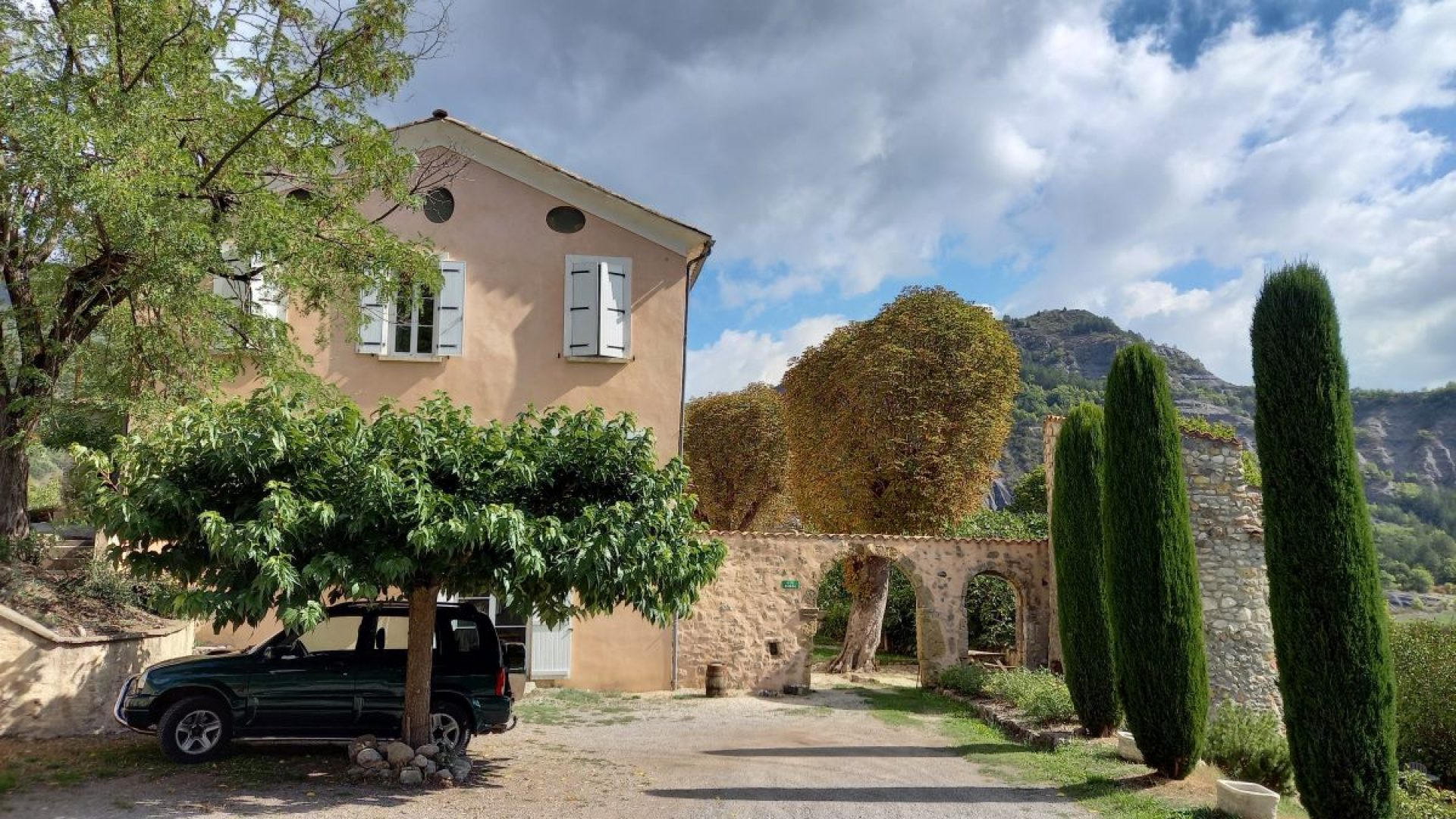 Appartement T2 La Bergerie - Entrée du château (© SARL Les robines vert-bleu)