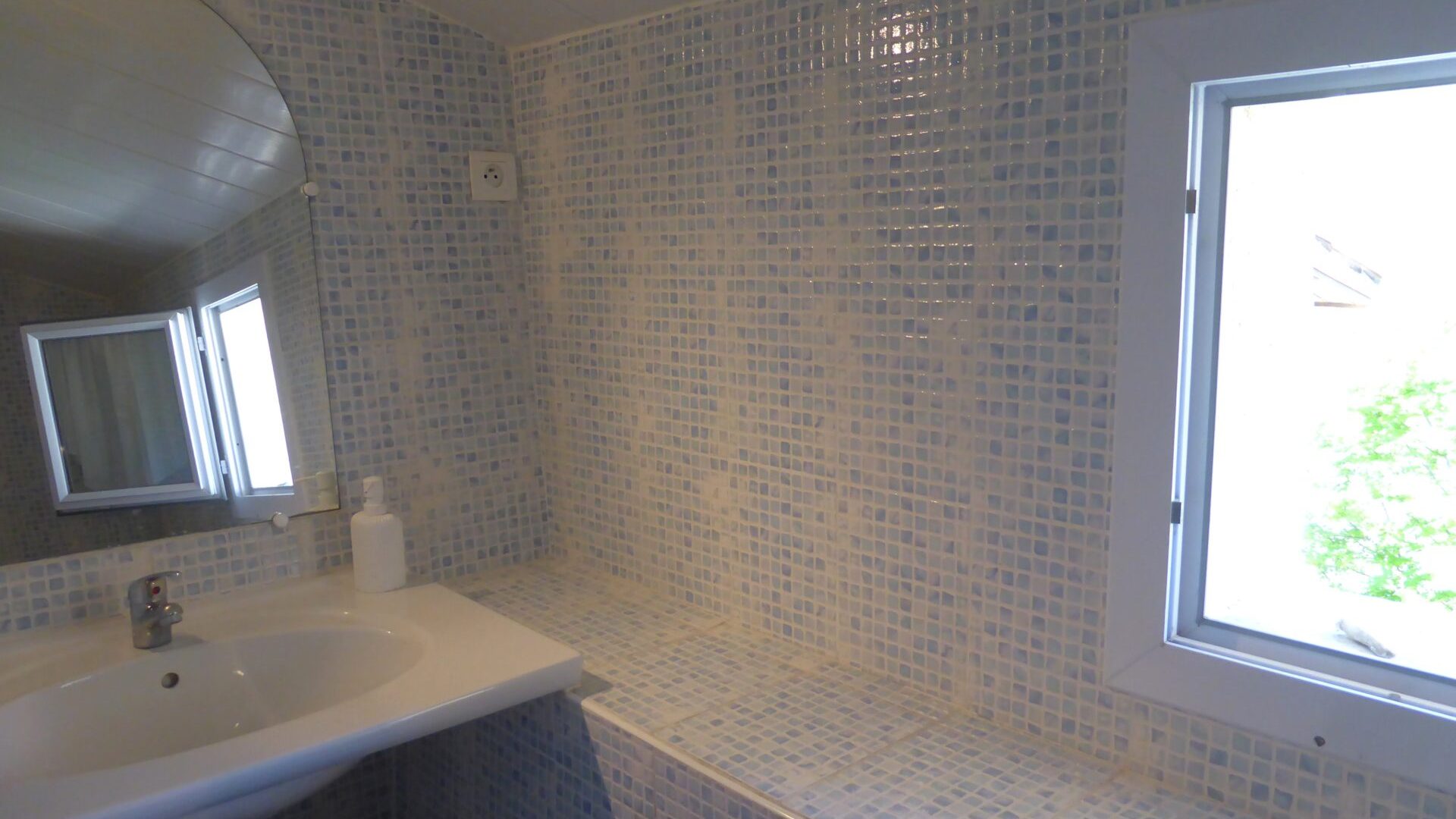 Appartement T4 Le Fournil - Salle de douche (© SARL Les robines vert-bleu)