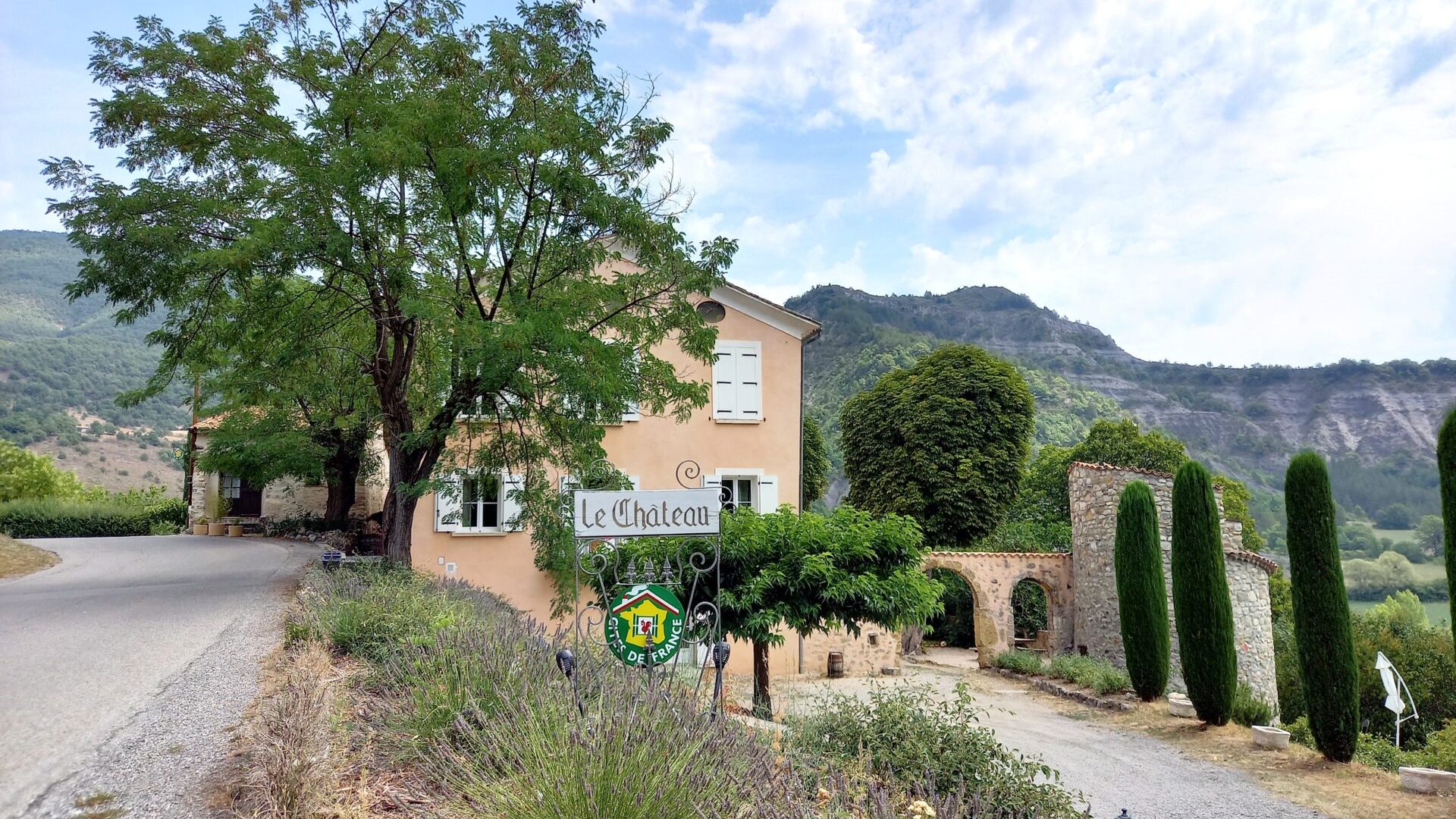 Appartement T6 Le Château - Entrée (© SARL Les robines vert-bleu)