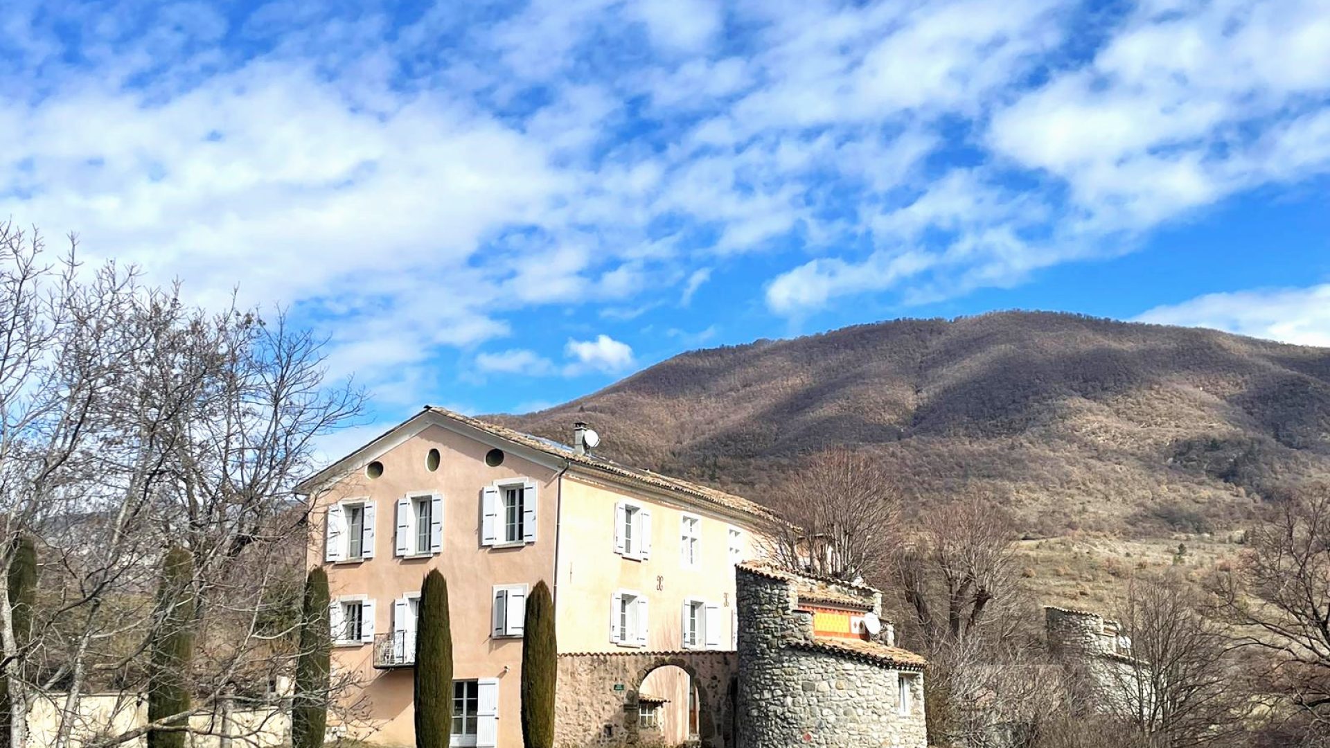 Appartement T6 Le Château - Vue de l'extérieur (© SARL Les robines vert-bleu)