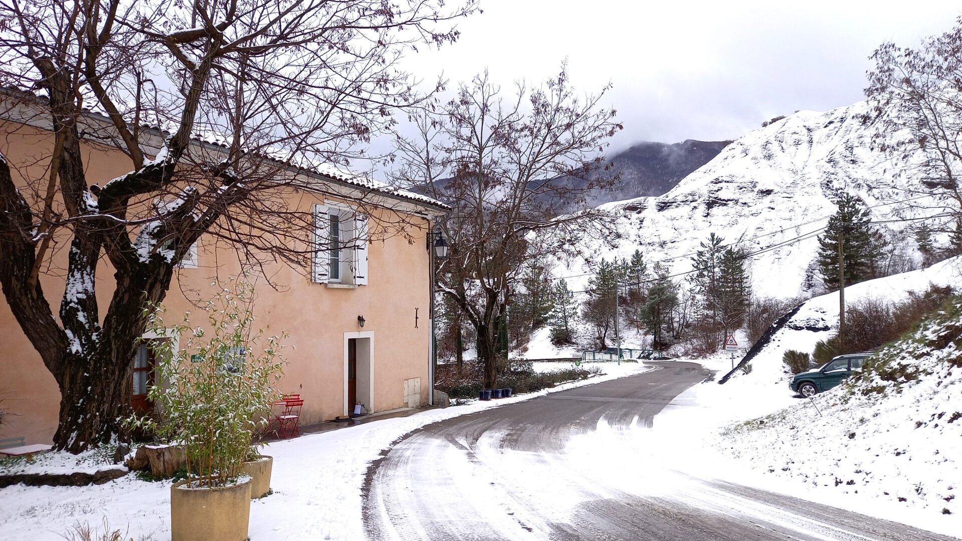 Appartement T6 Le Château - Extérieur en hiver (© SARL Les robines vert-bleu)