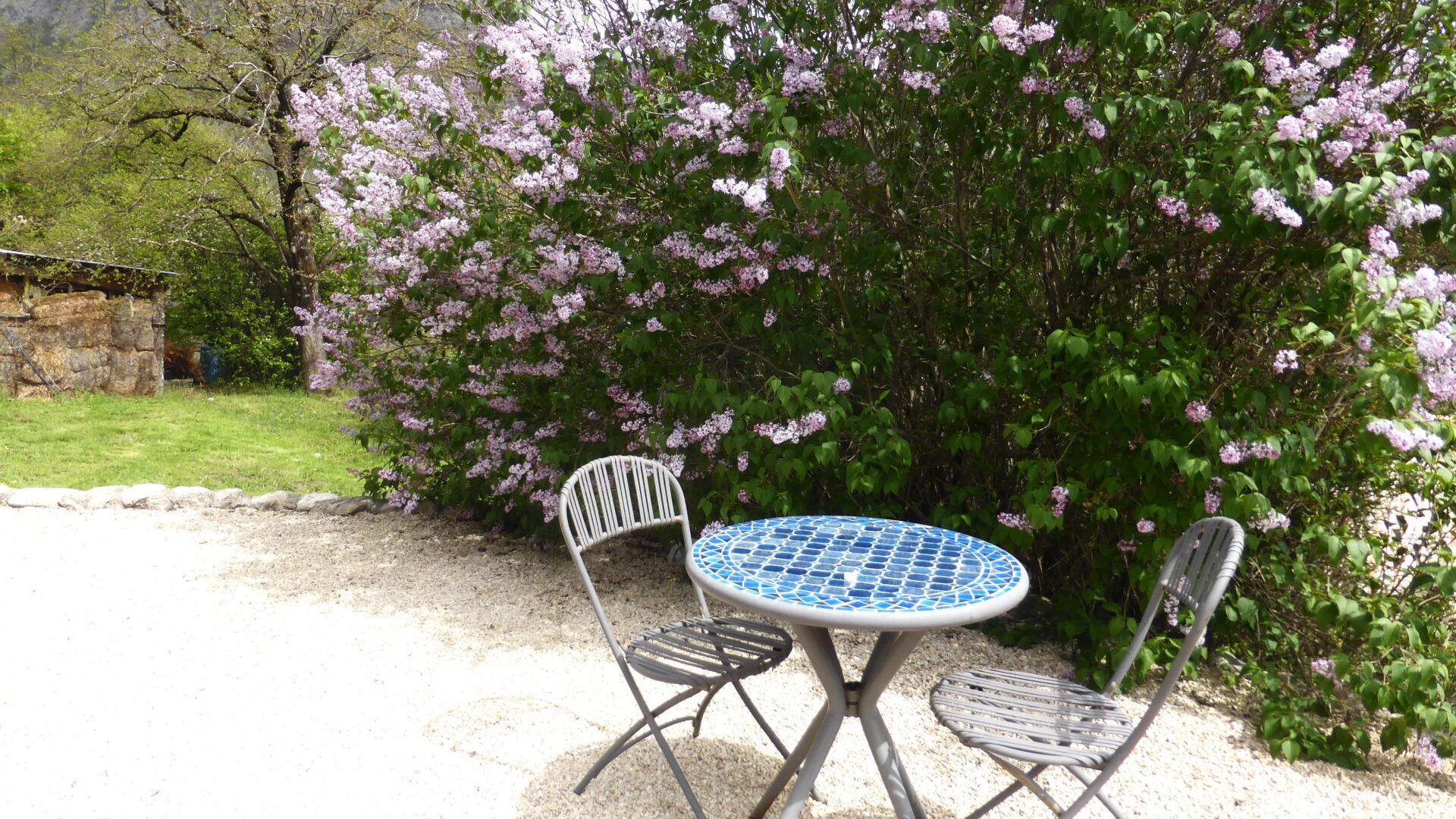 Hébergement Insolite Le Pigeonnier - Terrasse (© SARL Les robines vert-bleu)