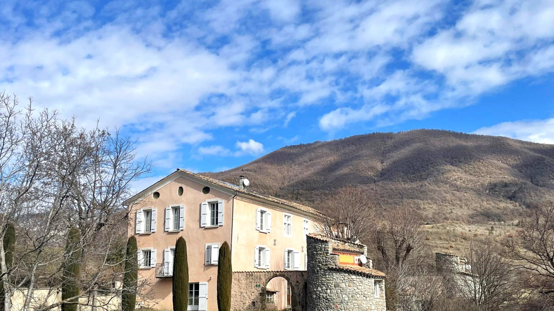 Hébergement Insolite Le Pigeonnier - Vue du château (© SARL Les robines vert-bleu)