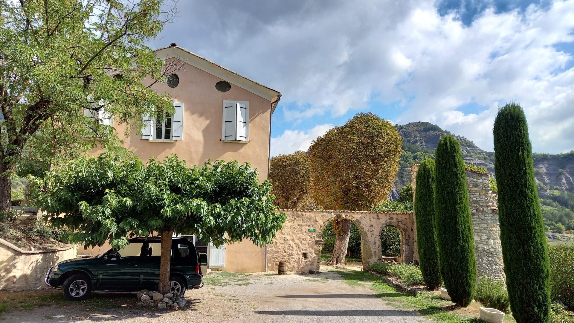 Hébergement Insolite Le Pigeonnier - Entrée du château (© SARL Les robines vert-bleu)