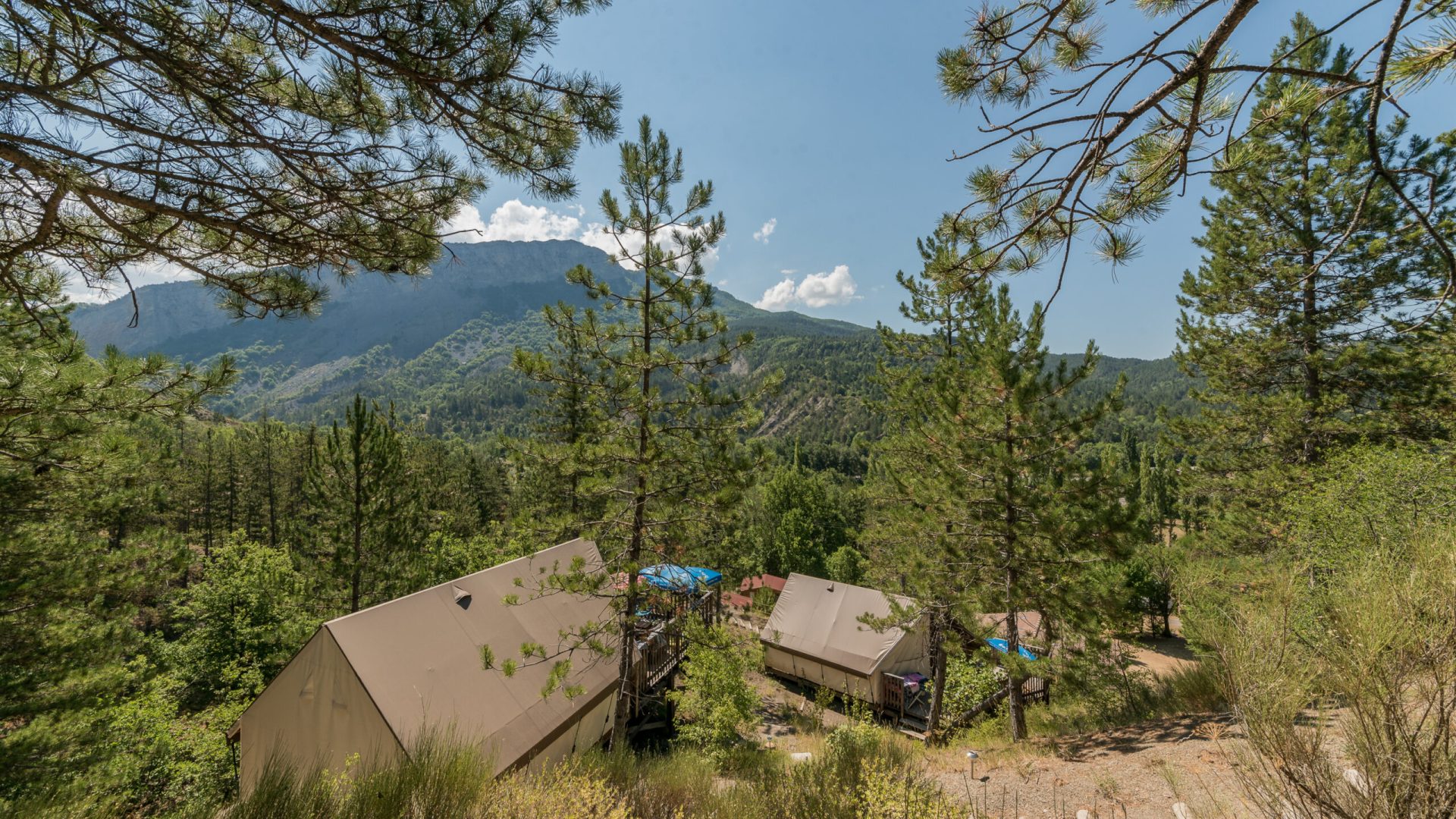 vue des tente junior sur pilotis (© AdrienQuintana)