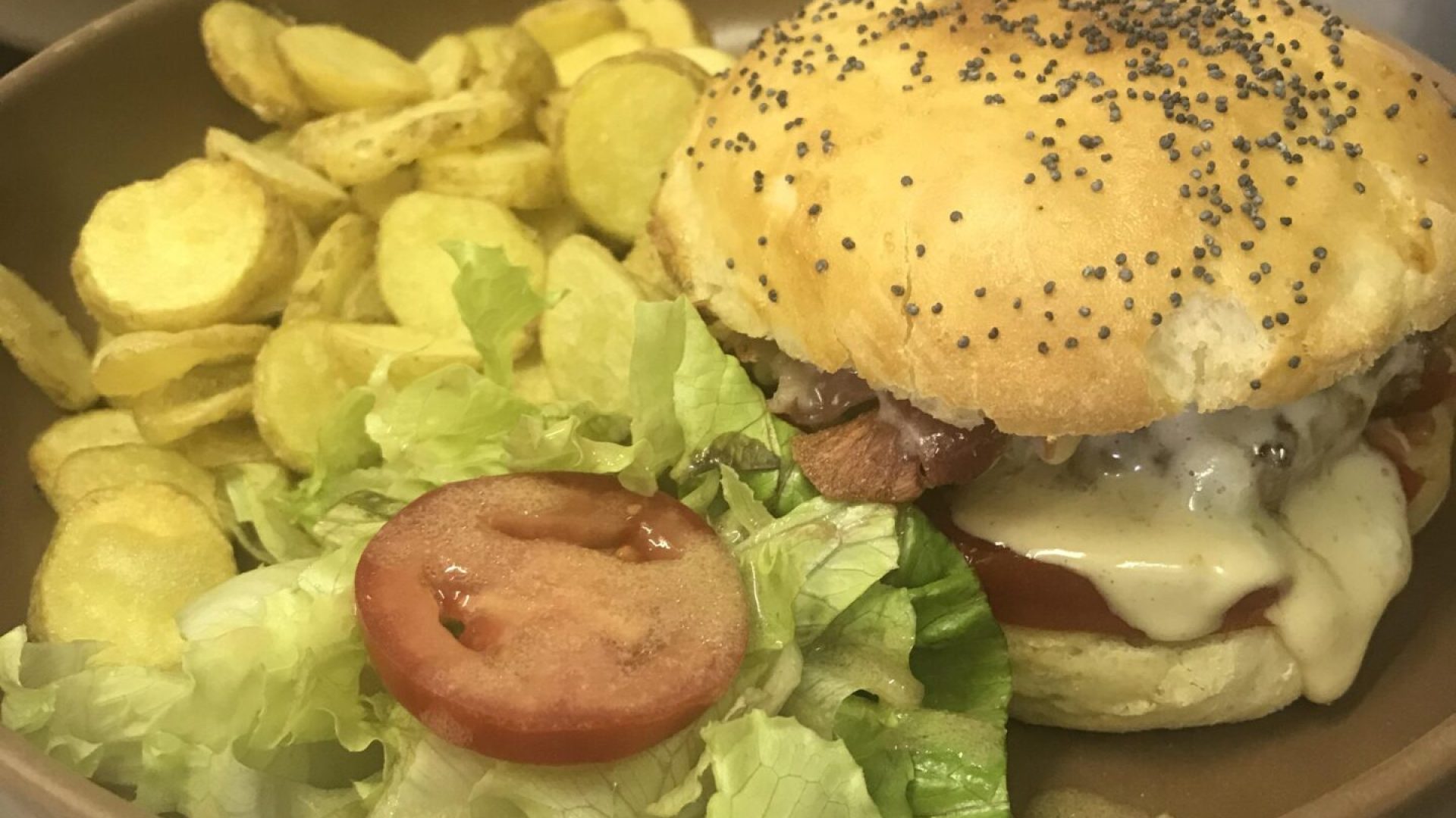 Burger cabris et frites maison (© Julie Ganne)