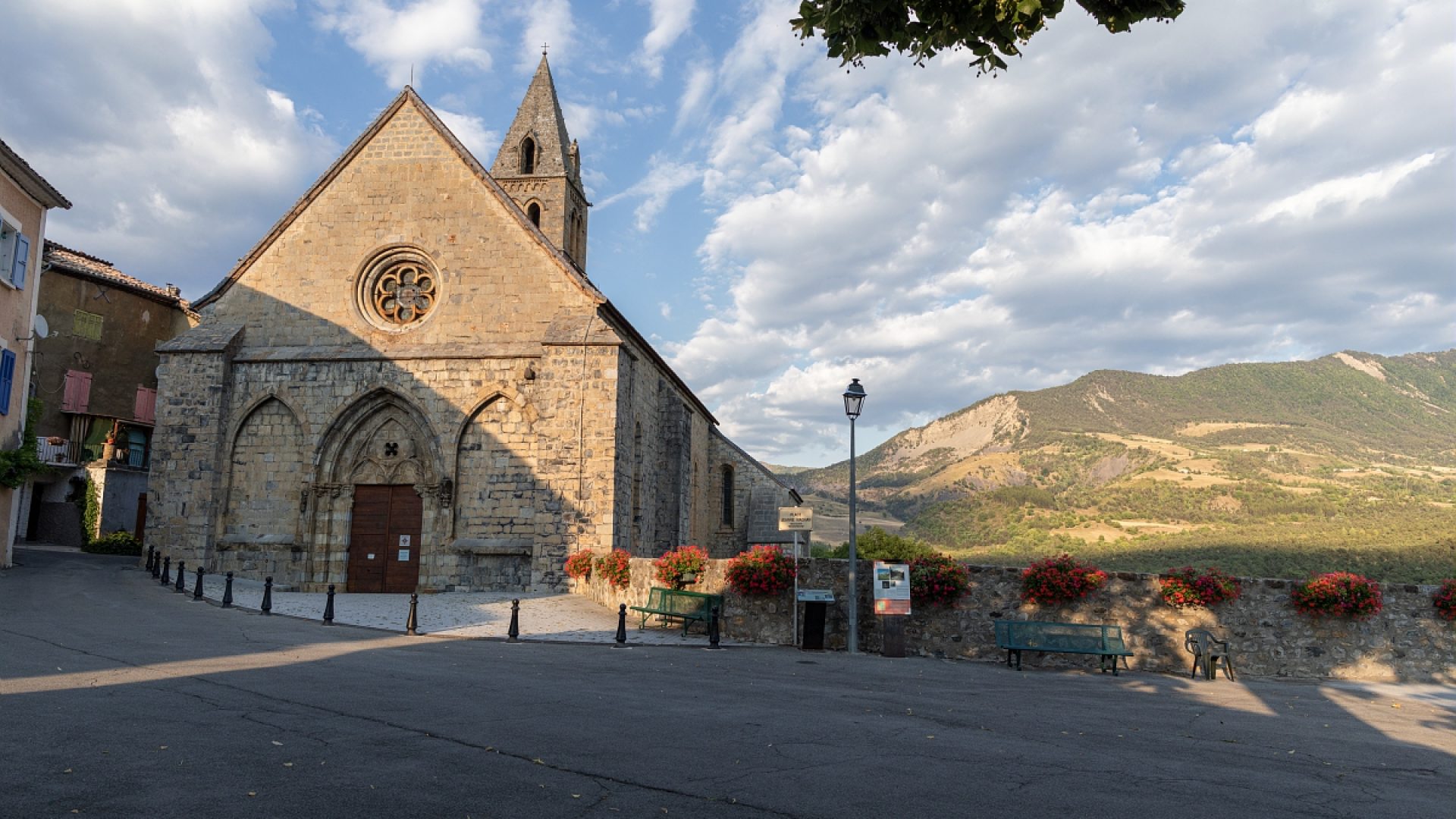 Eglise Notre-Dame de Bethléem à Bayons (© Martin Champon)