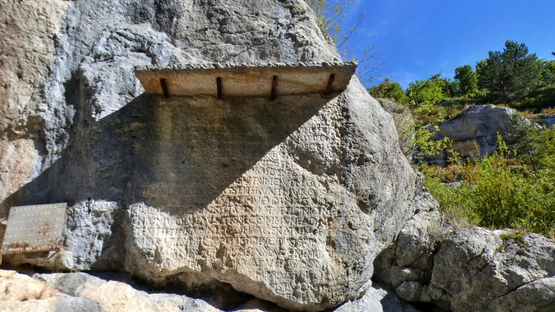 La Pierre Ecrite (© Office de Tourisme Sisteron Buëch)