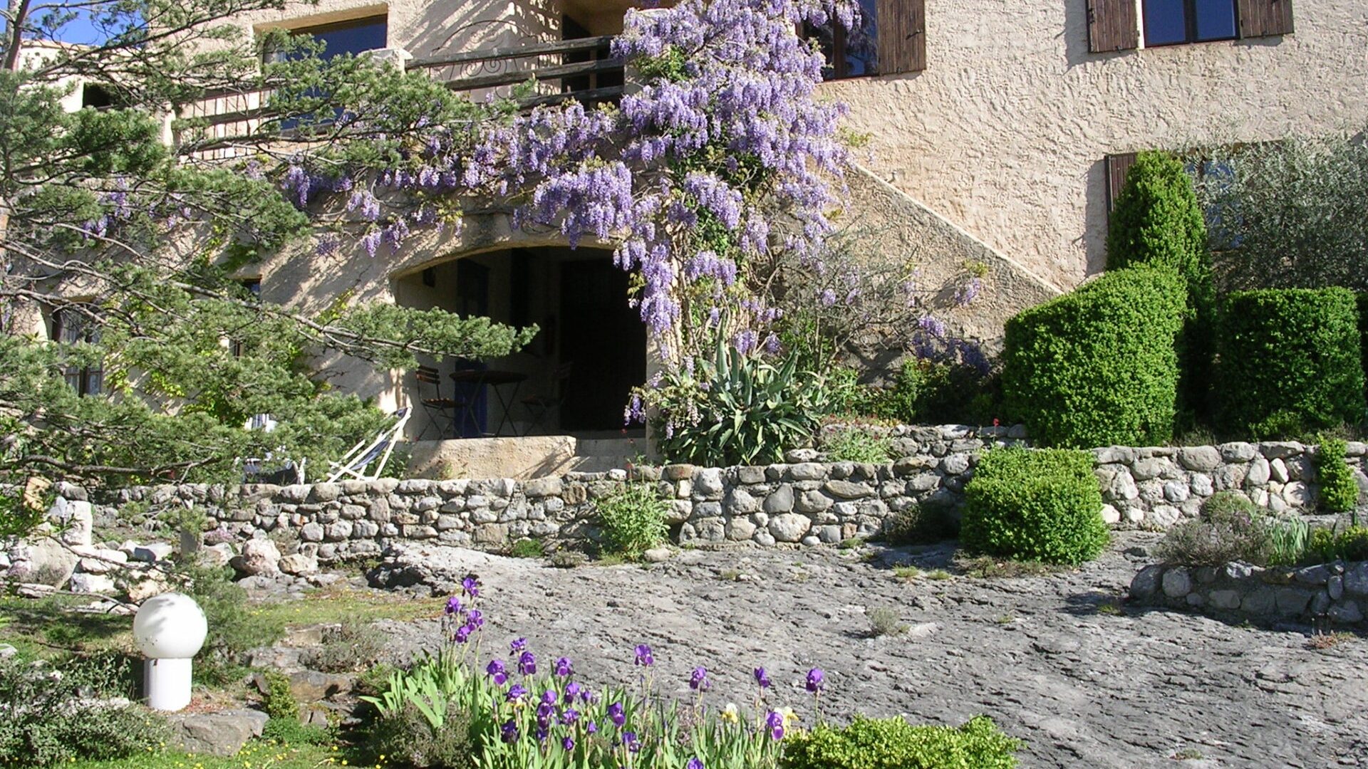 Gite  Lavande - Vue de la maison depuis le jardin (© Christine COLLIEUX)