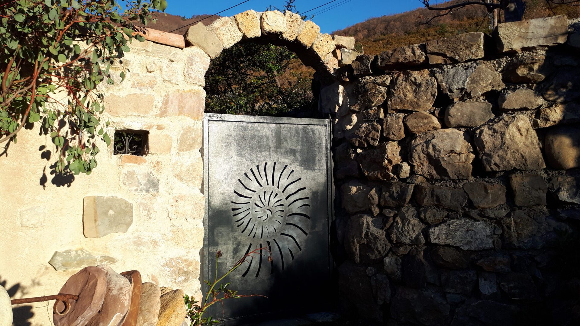 Gite  Lavande extérieur - Portail ammonite (© Christine COLLIEUX)