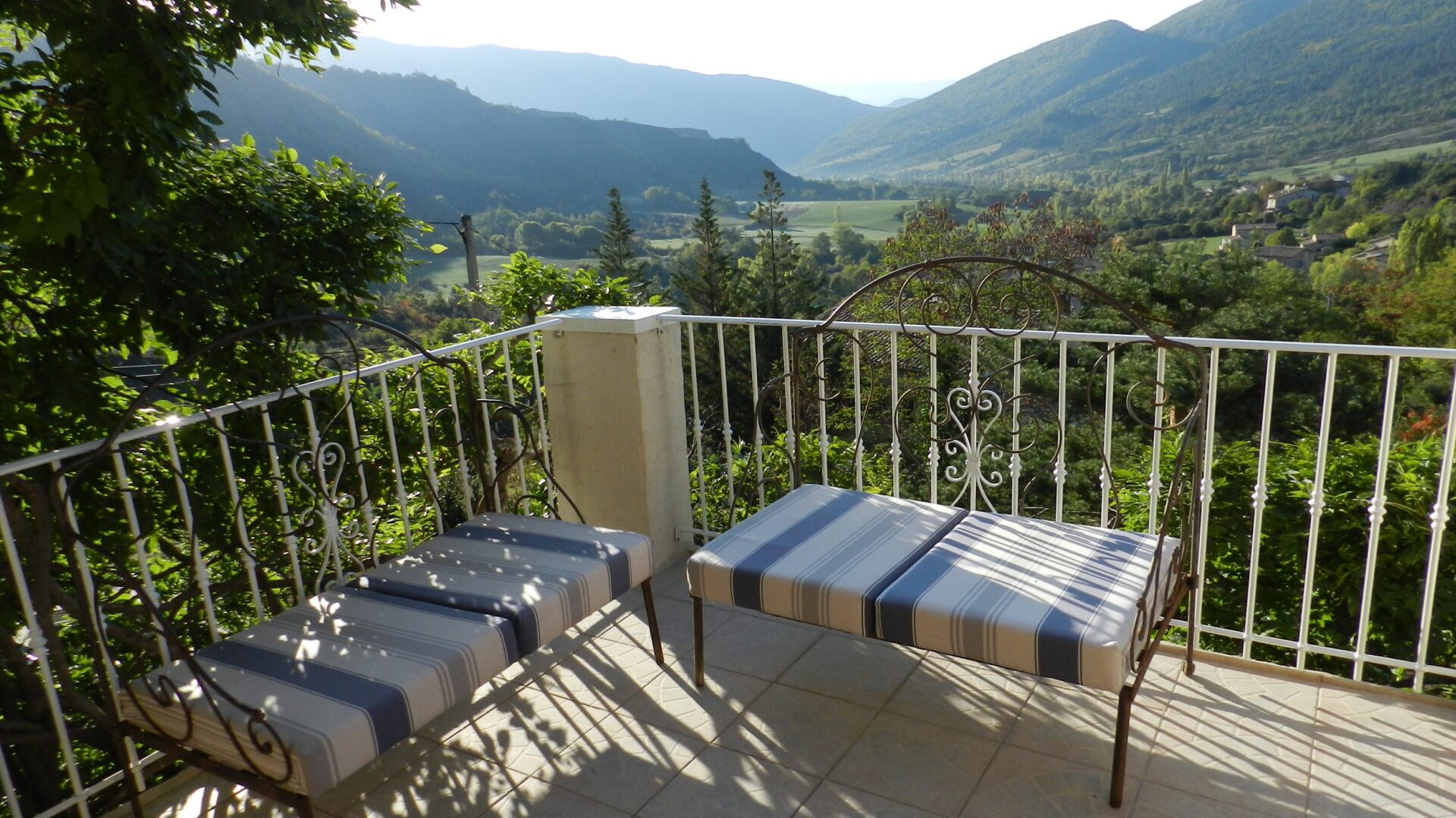 Gite  Lavande extérieur - Terrasse avec vue (© Christine COLLIEUX)