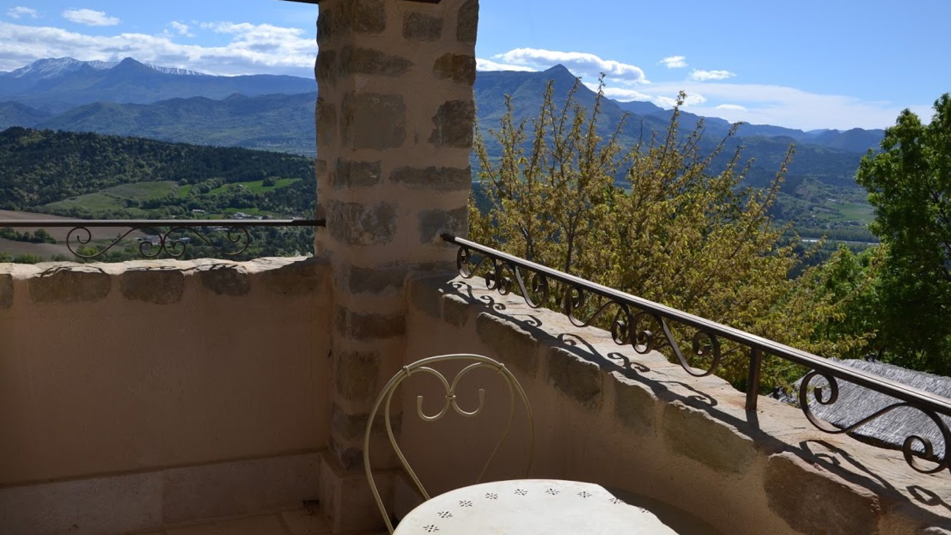 Gîte du Levant - vue depuis le balcon de la chambre principale - Gîte du Levant - Aiglun (© Charles SPETH)