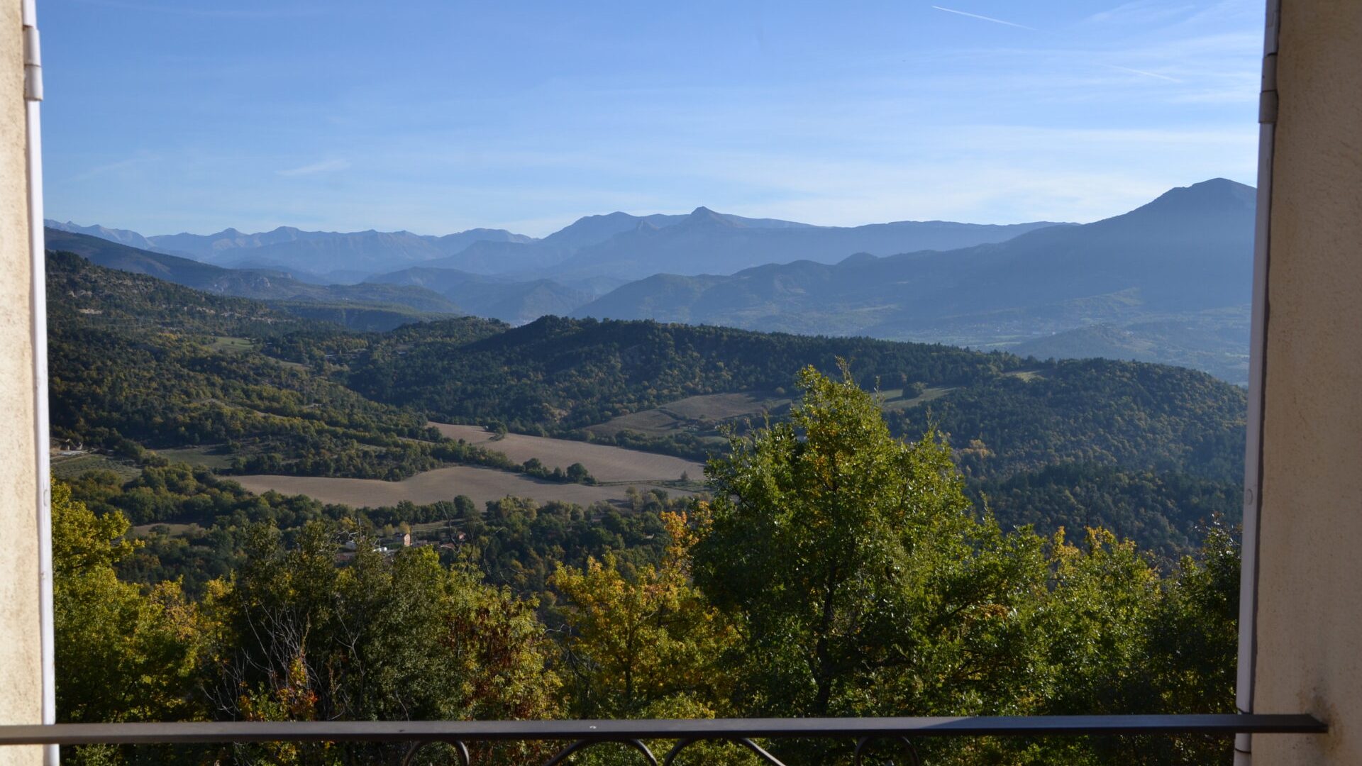 Gîte du Levant - vue depuis la fenêtre de la chambre principale (© Charles SPETH)