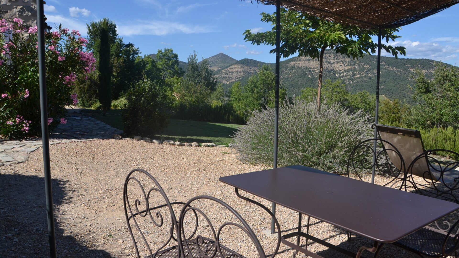 Gîte du Levant - terrasse ombragée (© Charles SPETH)