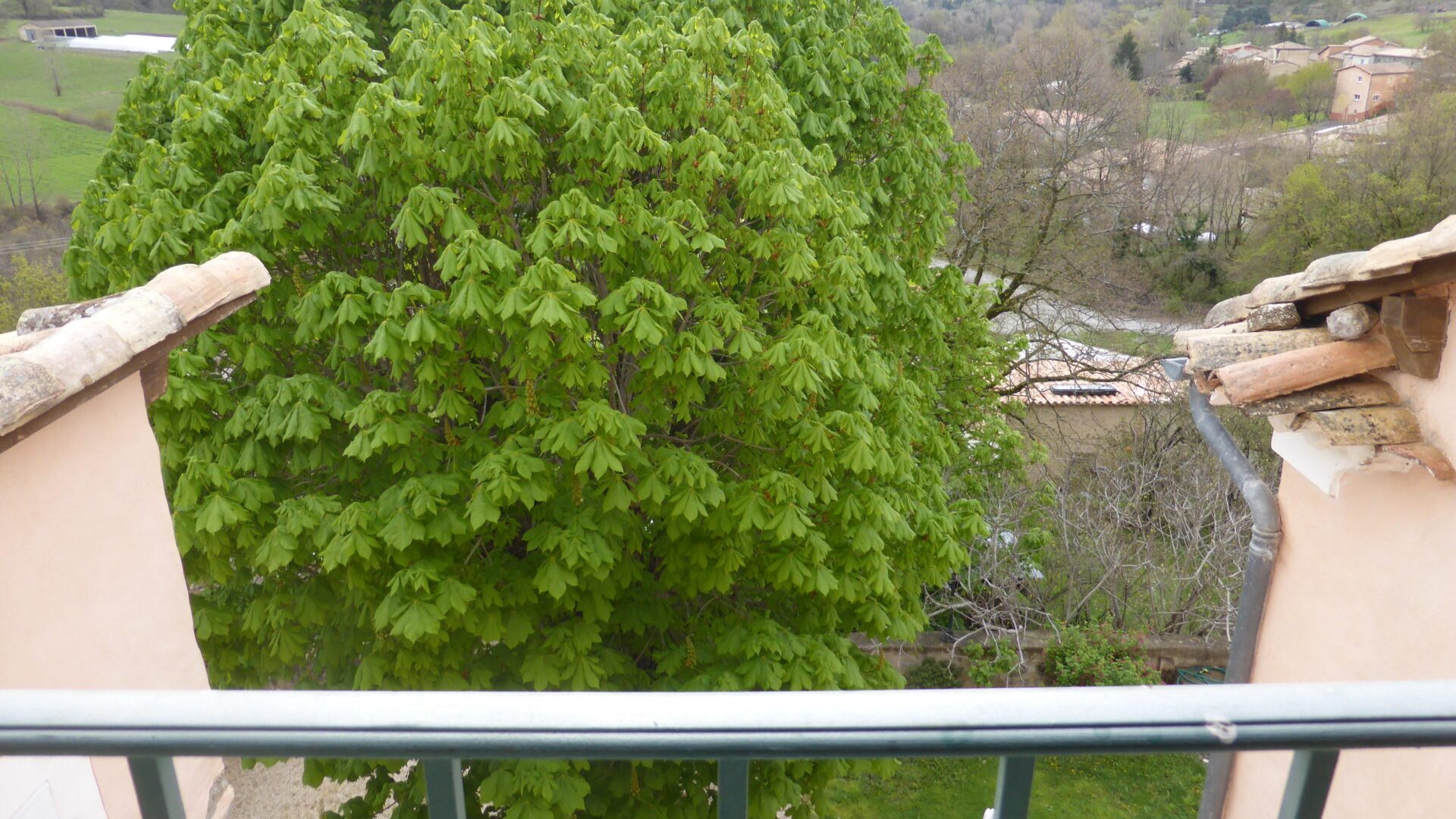 Appartement T2 Près des étoiles - Vue de la terrasse sur la cour (© SARL Les robines vert-bleu)