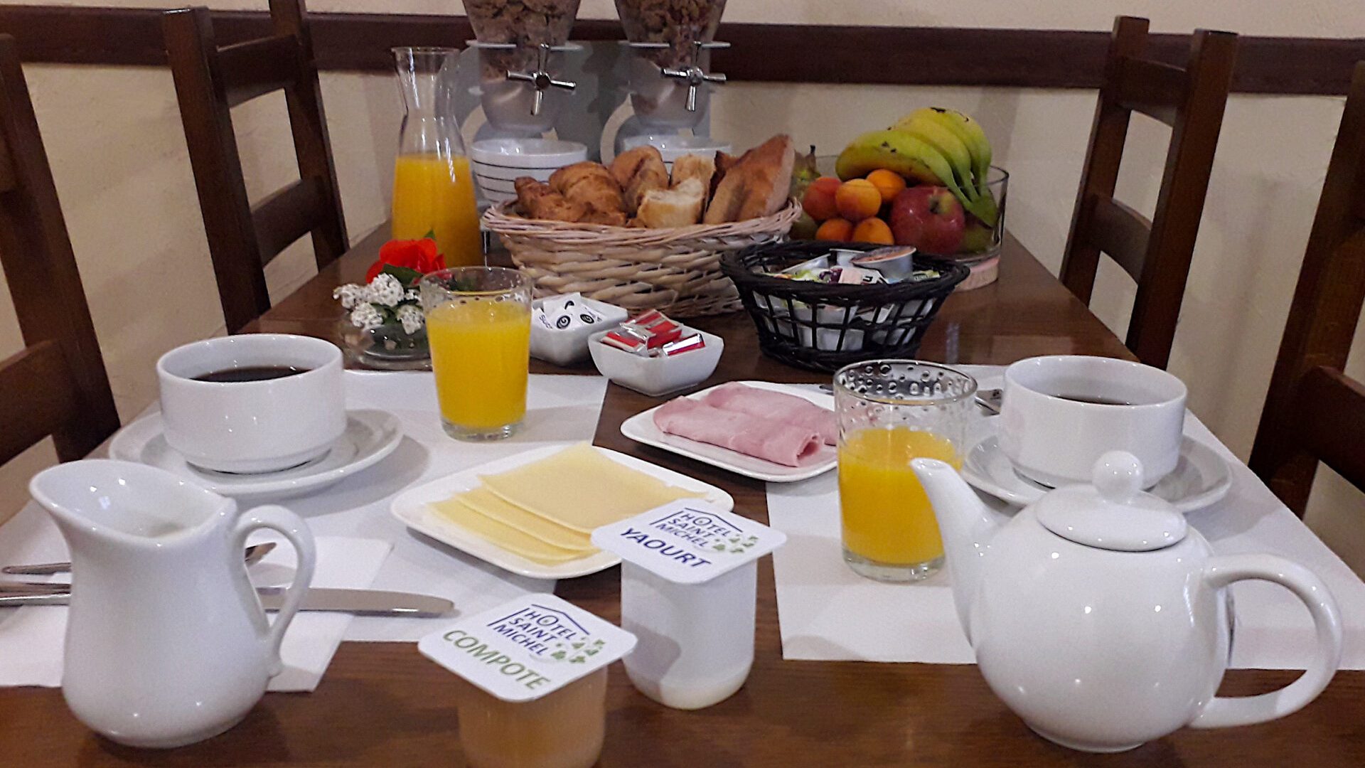 PETIT DEJEUNER - PETIT DEJEUNER (© HOTEL SAINT MICHEL)