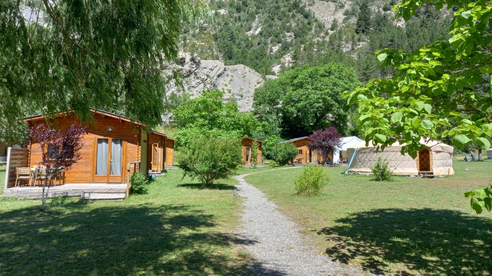 vue sur chalets et yourte Mandala - vue sur chalets et yourte Mandala (© Nina Théaudin)