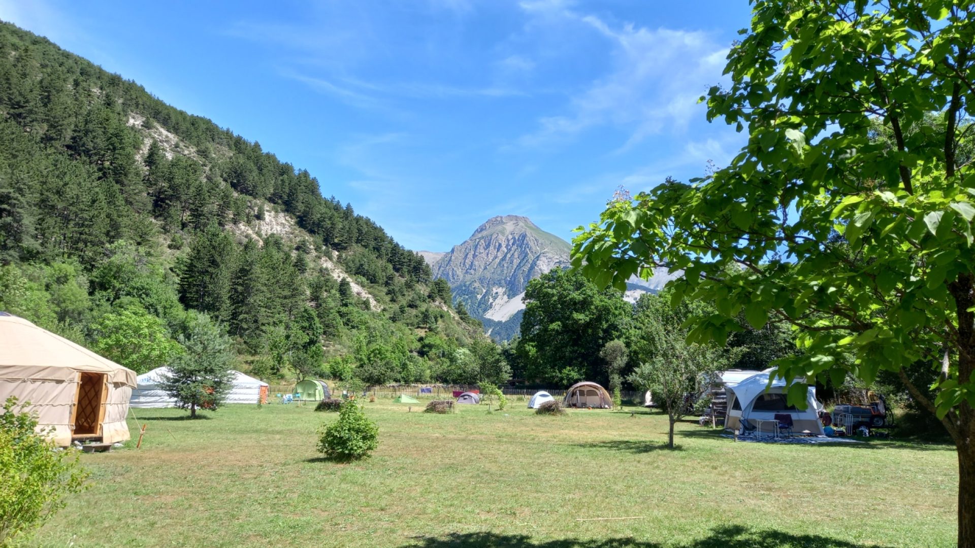 emplacements et yourtes - emplacements et yourtes (© Nina Théaudin)