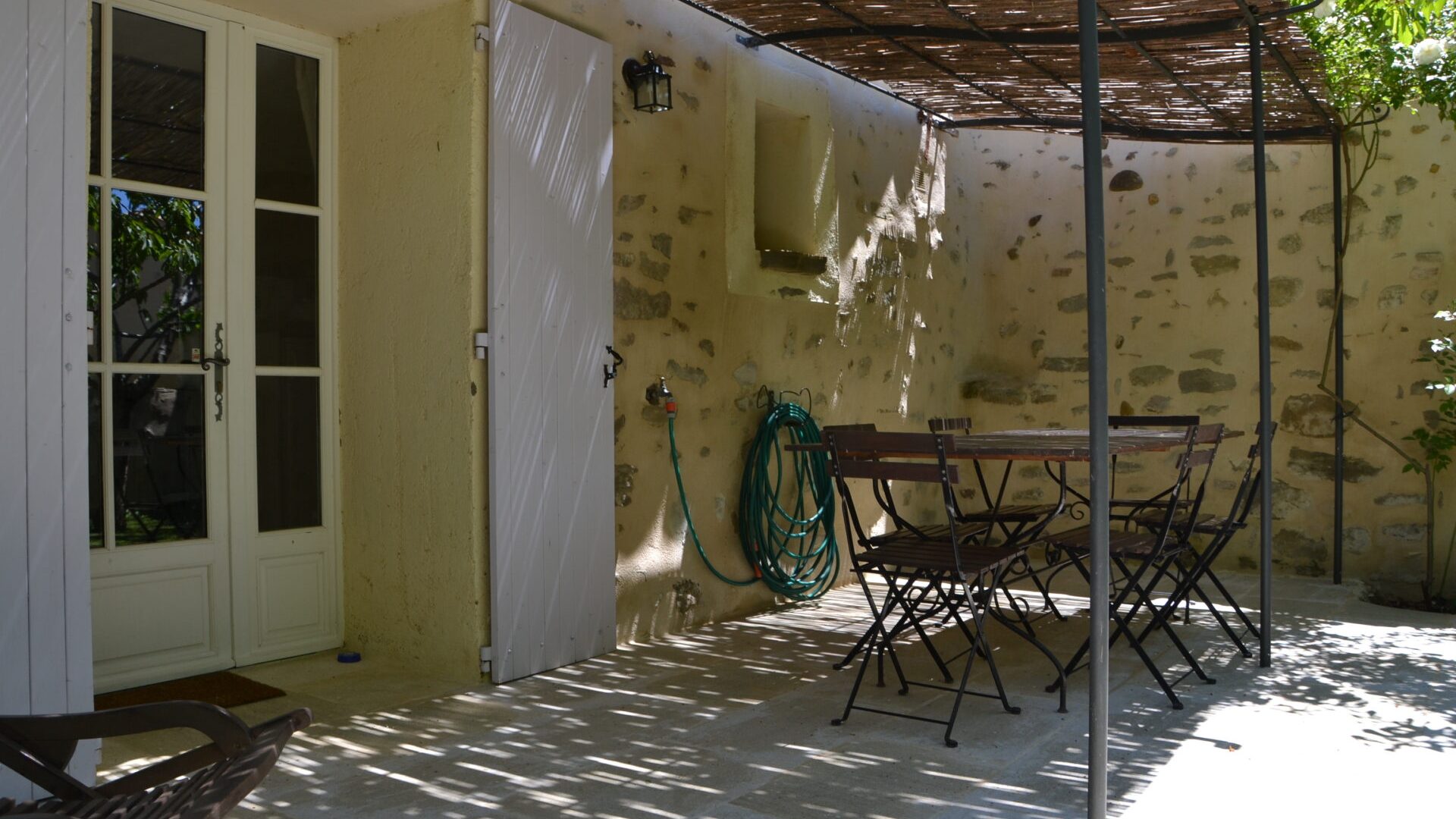 Gîte du Couchant -terrasse - Gîte du Couchant Le vieil Aiglun - Digne les Bains (© Charles SPETH)