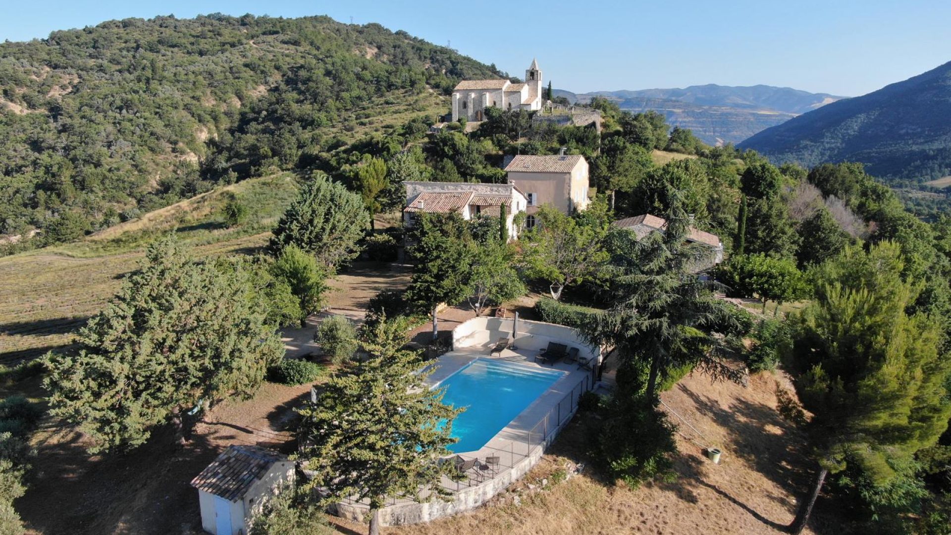 Le Vieil Aiglun vu du ciel - Gîte du Couchant Le vieil Aiglun - Digne les Bains (© Charles Speth)