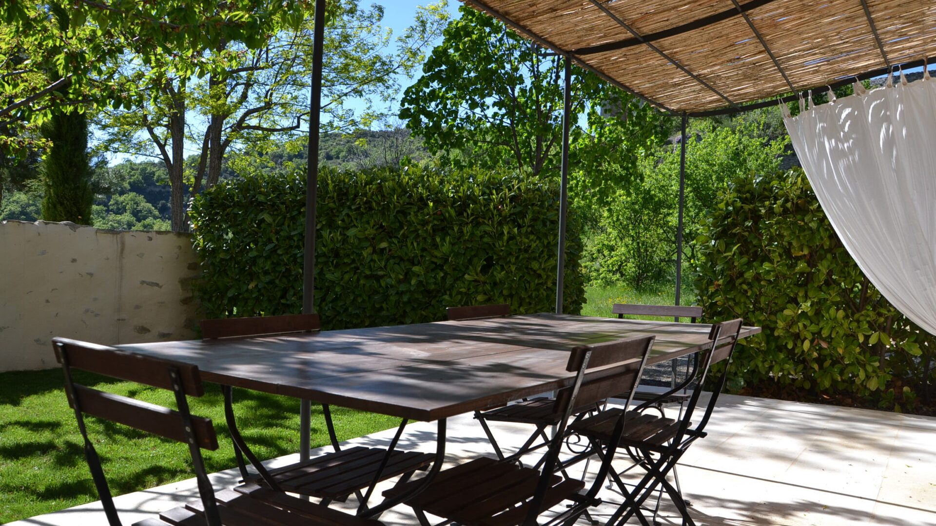 Gîte du Couchant- terrasse - Gîte du Couchant Le vieil Aiglun - Digne les Bains (© Charles Speth)