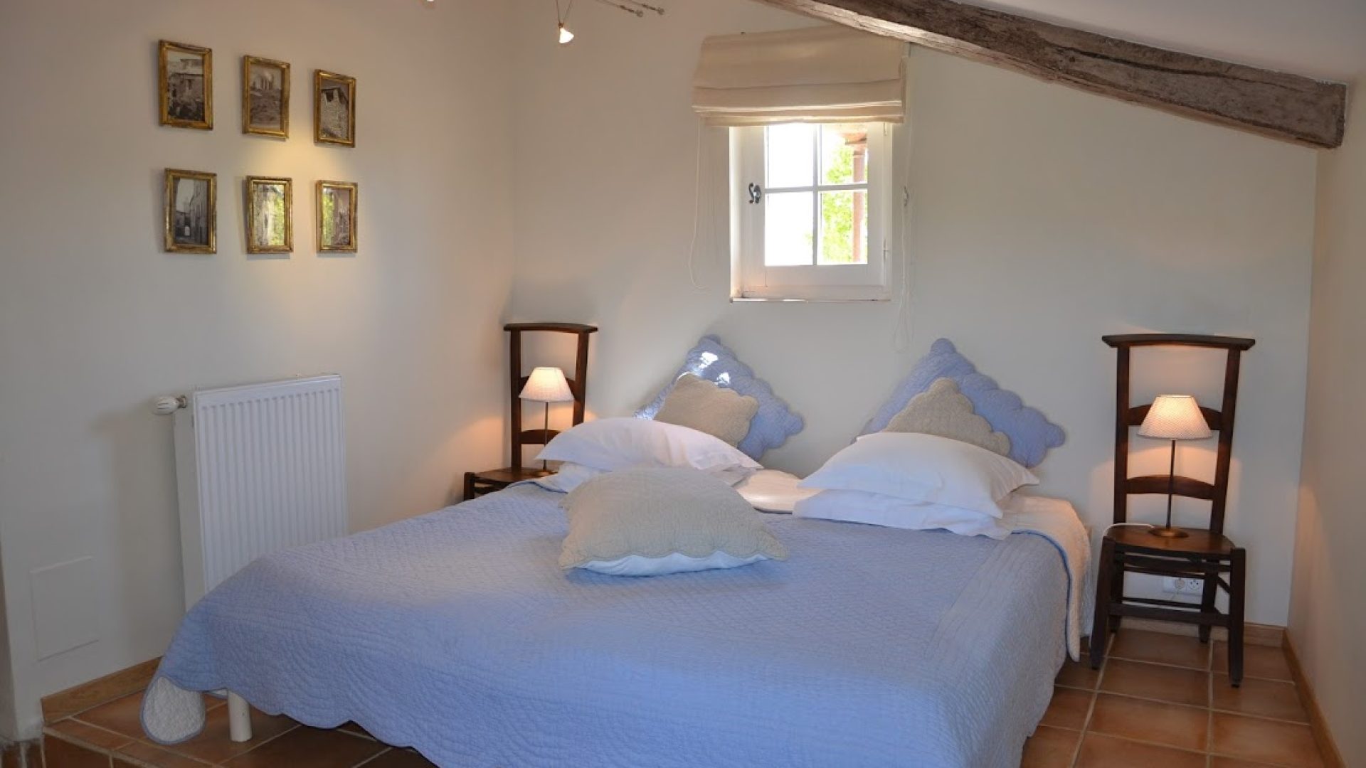 Gîte du Midi - une chambre - Gîte du Midi - Aiglun (© Charles SPETH)