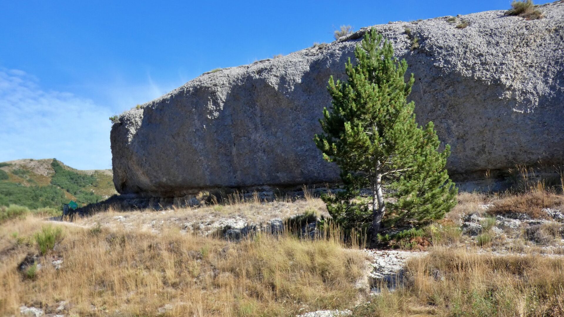 Le rocher de la Baleine_Saint-Geniez (© ©OT_Sisteron)