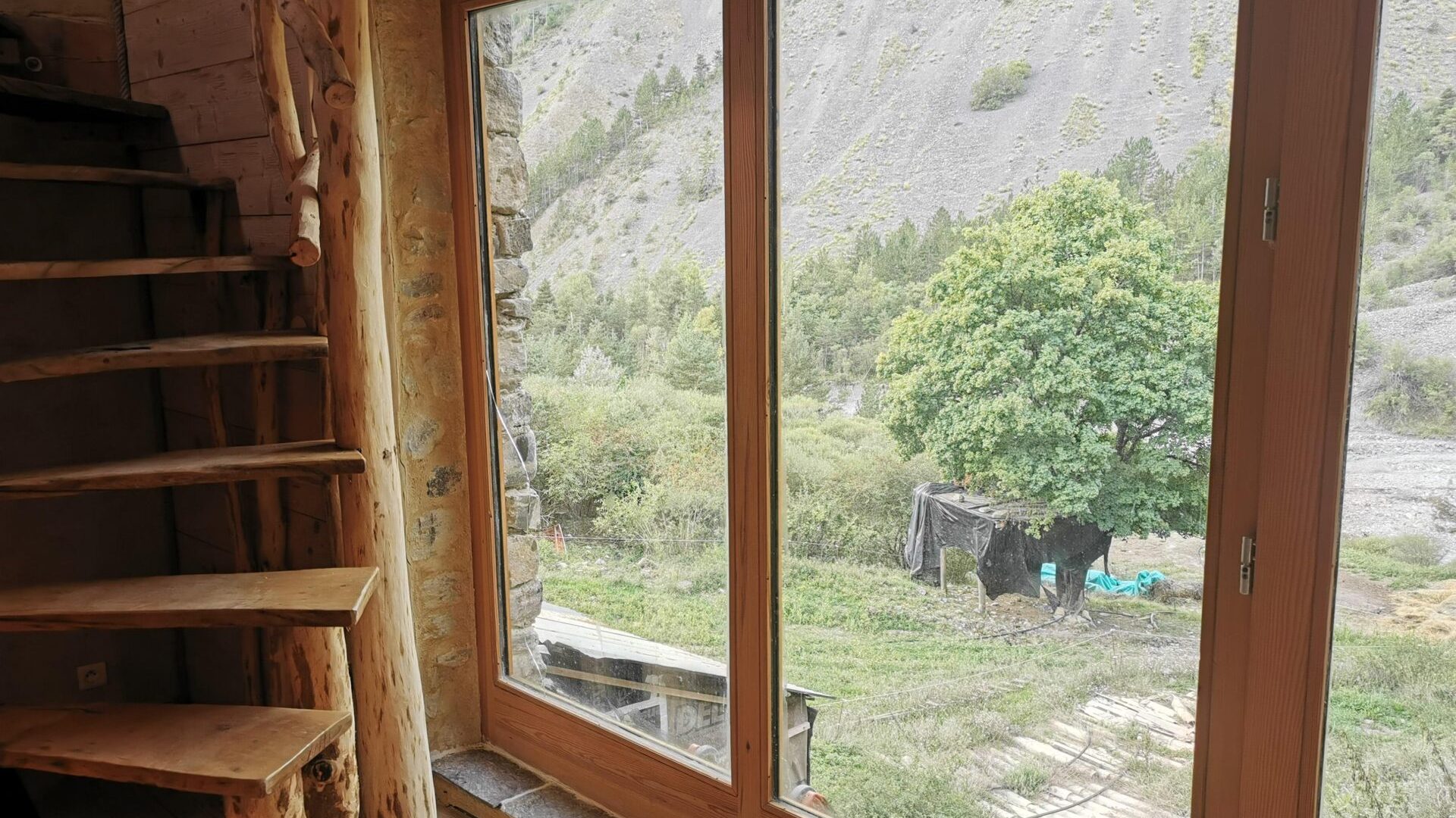 Le Gîte de Roquépine - baie vitrée et escalier (© Le Gîte de Roquépine)