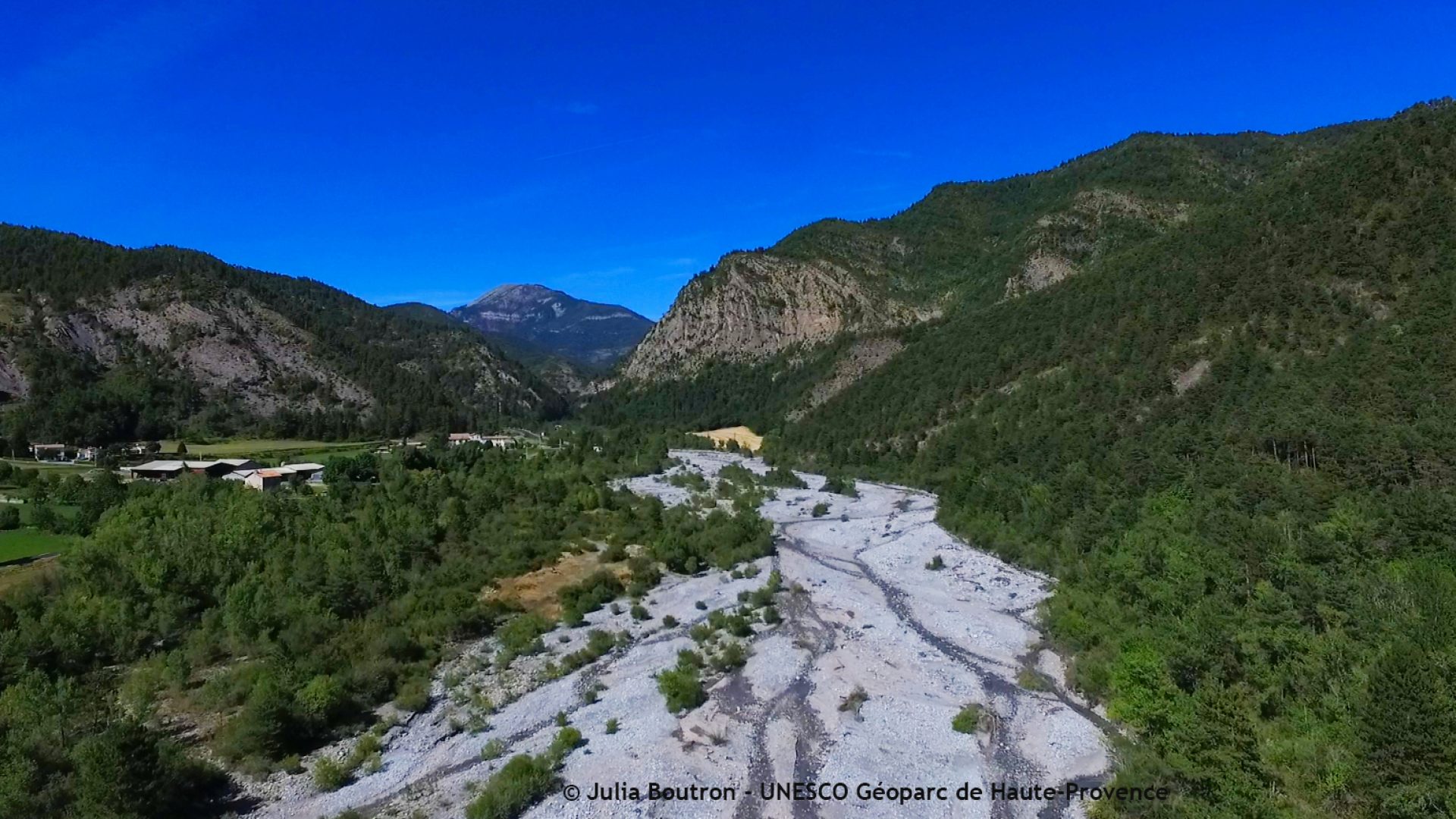 Pli de Beaujeu - Pli de Beaujeu (© Julian Boutron - Unesco Géoparc de Haute-Provence)