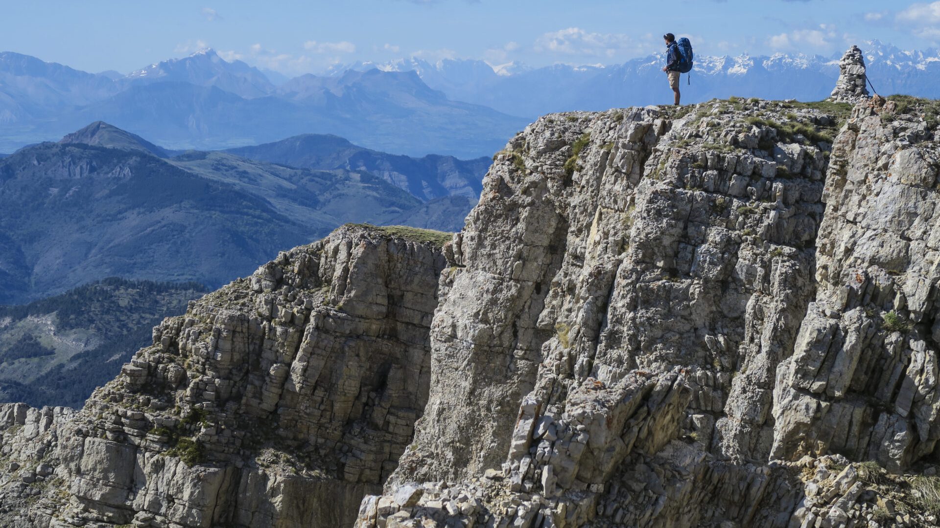 La crête de Géruen - Randonneur sur la crête de Géruen (© AD 04 - Thibault Vergoz)