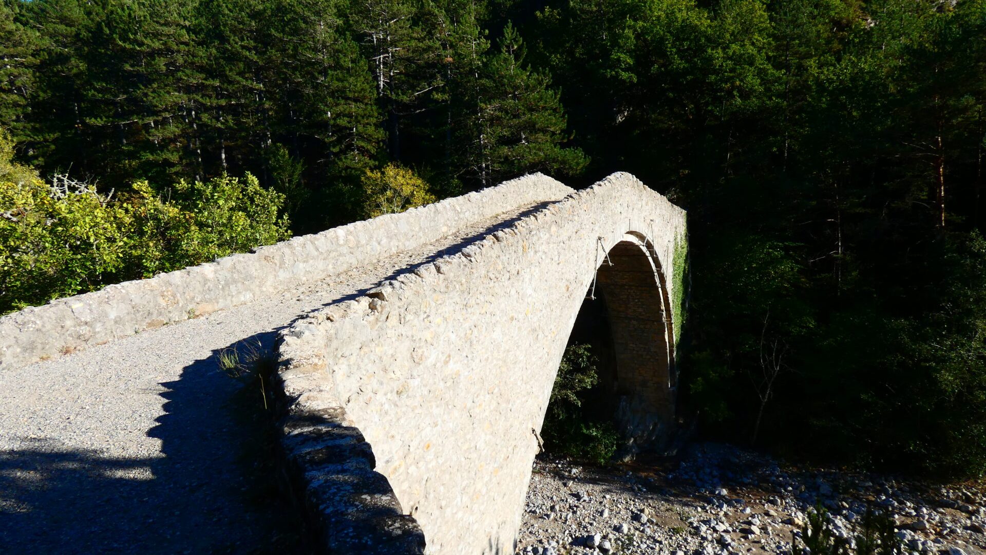 Le pont de la Reine Jeanne - Le pont de la Reine Jeanne (© Office de Tourisme Sisteron Buëch)