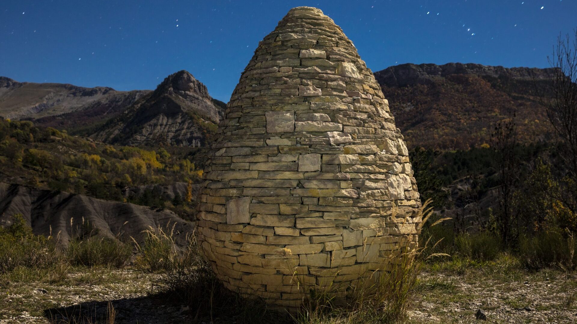 La Sentinelle d'Authon - L'œuf d'Andy Goldsworthy (© AD04 Thibaut Vergoz)