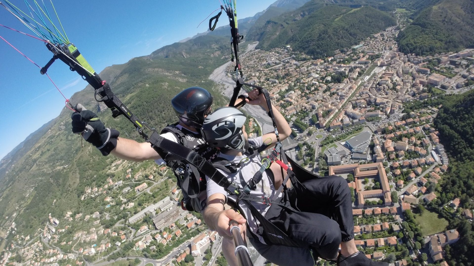 Dinovol parapente - urban fly (© Fabrice Santangelo)