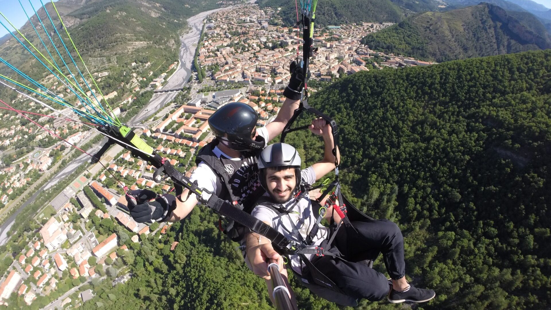 Dinovol parapente - urban fly (© Fabrice Santangelo)