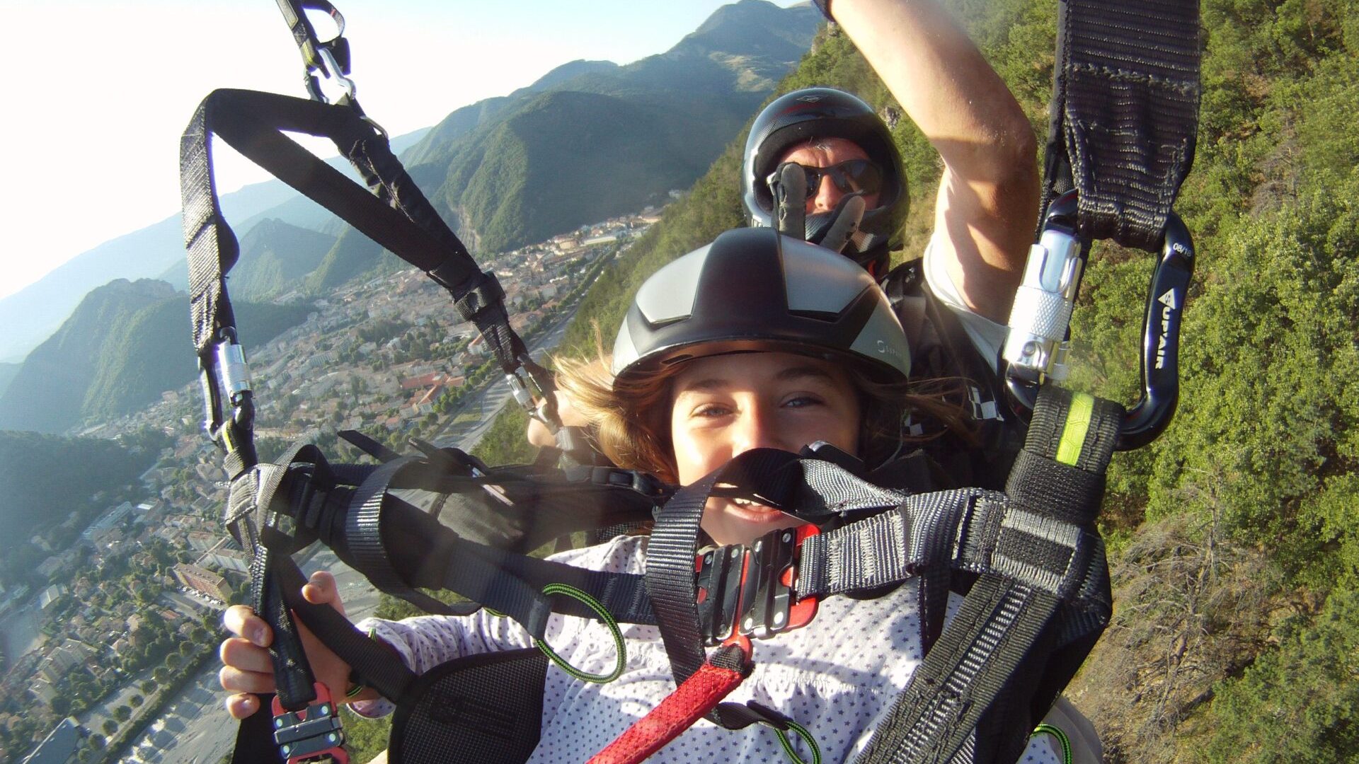 Dinovol parapente - urban fly (© Fabrice Santangelo)