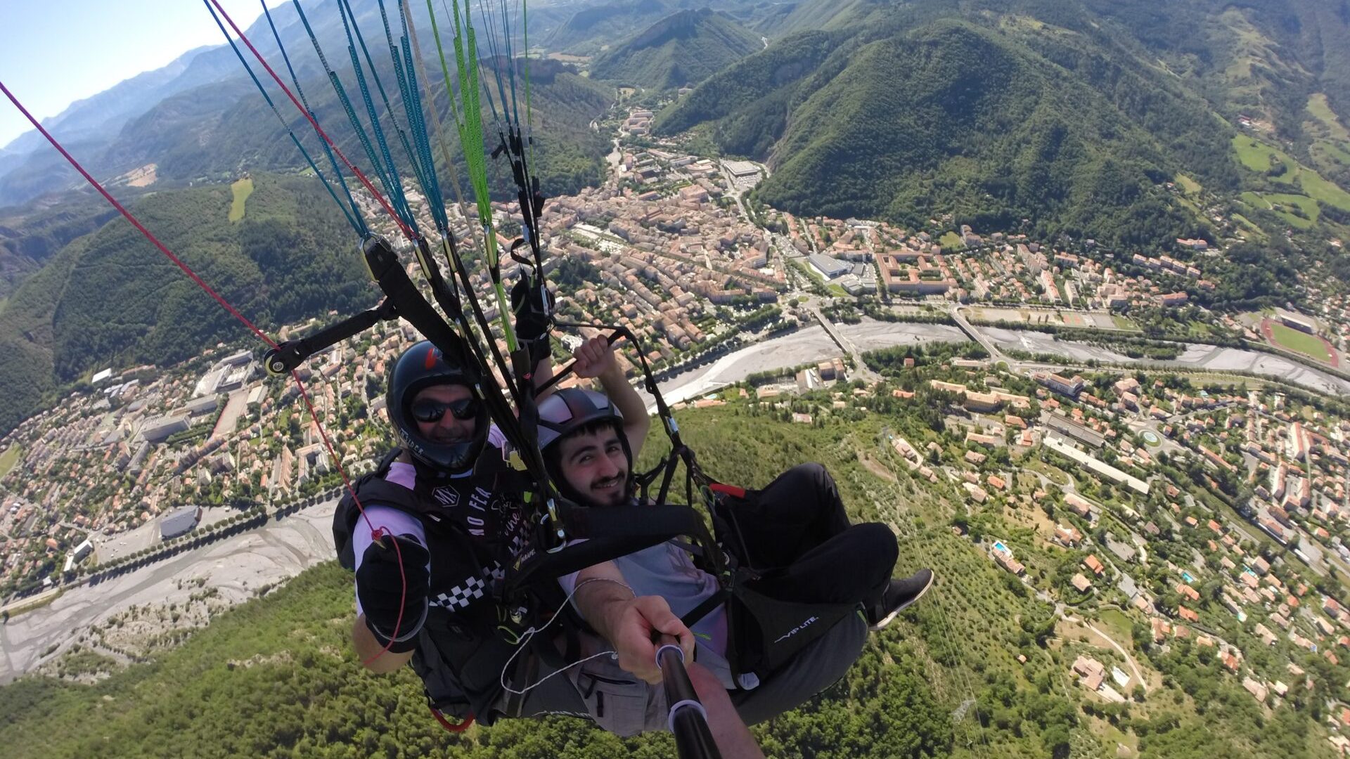 Dinovol parapente - urban fly (© Fabrice Santangelo)