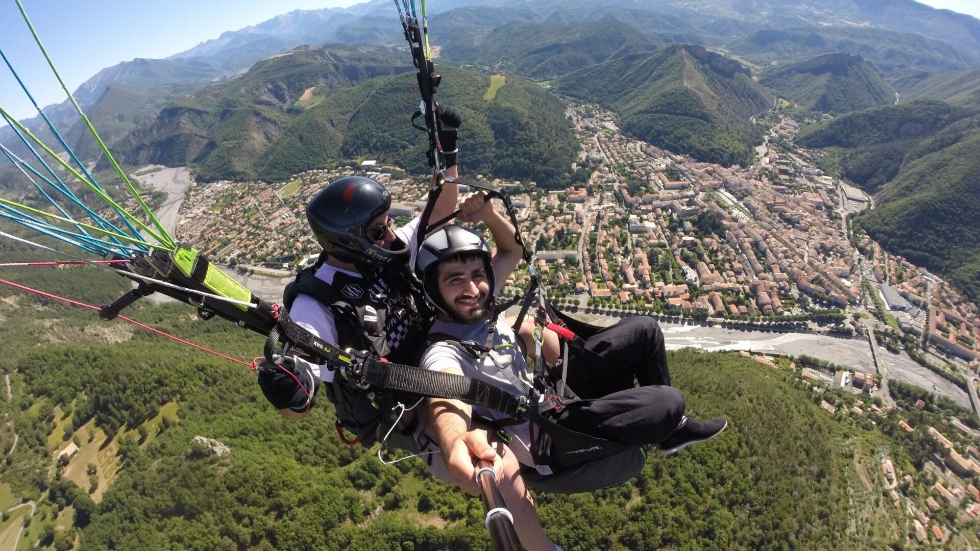 Dinovol parapente - urban fly (© Fabrice Santangelo)