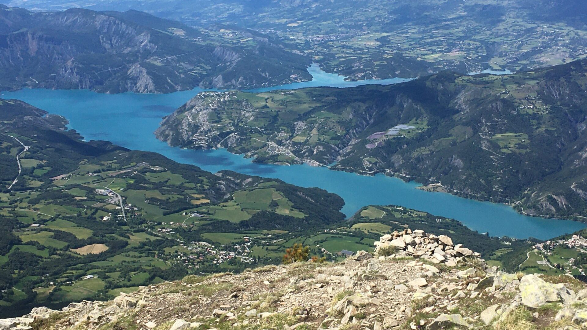 Accompagnateur en Montagne Louis Teyssier - Vue Lac Serre-Ponçon (© Louis Teyssier)